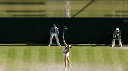 Petenis Rusia, Maria Sharapova, melancarkan servis ke arah Serena Williams dalam semifinal tunggal putri Turnamen Tenis Wimbledon di London, Inggris. (9/7/2015). (REUTERS/Suzanne Plunkett)