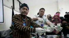 Petugas menunjukan barang bukti gelar perkara narkoba di BNNP DIY,(19/08). BNNP berhasil mengungkap kasus peredaran narkoba di Lapas narkoba Pakem dengan menetapkan 4 tersangka. (Boy Harjanto)