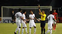 Laga persahabatan Timnas Indonesia U-19 vs Myanmar U-19 digelar di Stadion GBK Jakarta, (5/5/2014) berlangsung ketat dan keras. Beberapa kali wasit Oki Dwi Putra harus mengeluarkan kartu kuning. (Liputan6.com/Helmi Fithriansyah)   