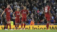 Pemain Liverpool tampak kecewa usai dikalahkan Chelsea pada laga Piala Liga Inggris di Stadion Anfield, Rabu (26/9/2018). Liverpool takluk 1-2 dari Chelsea. (AP/Rui Vieira)