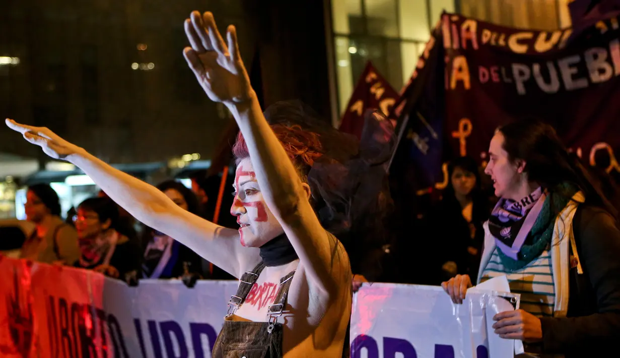 Seorang wanita saat ikut aksi mendukung sebuah undang-undang melegalkan aborsi di Santiago, Chile (25/7). Aborsi dilarang keras di Chile sejak 1989. Tindakan aborsi dapat divonis hingga lima tahun penjara. (AP Photo/Esteban Felix)