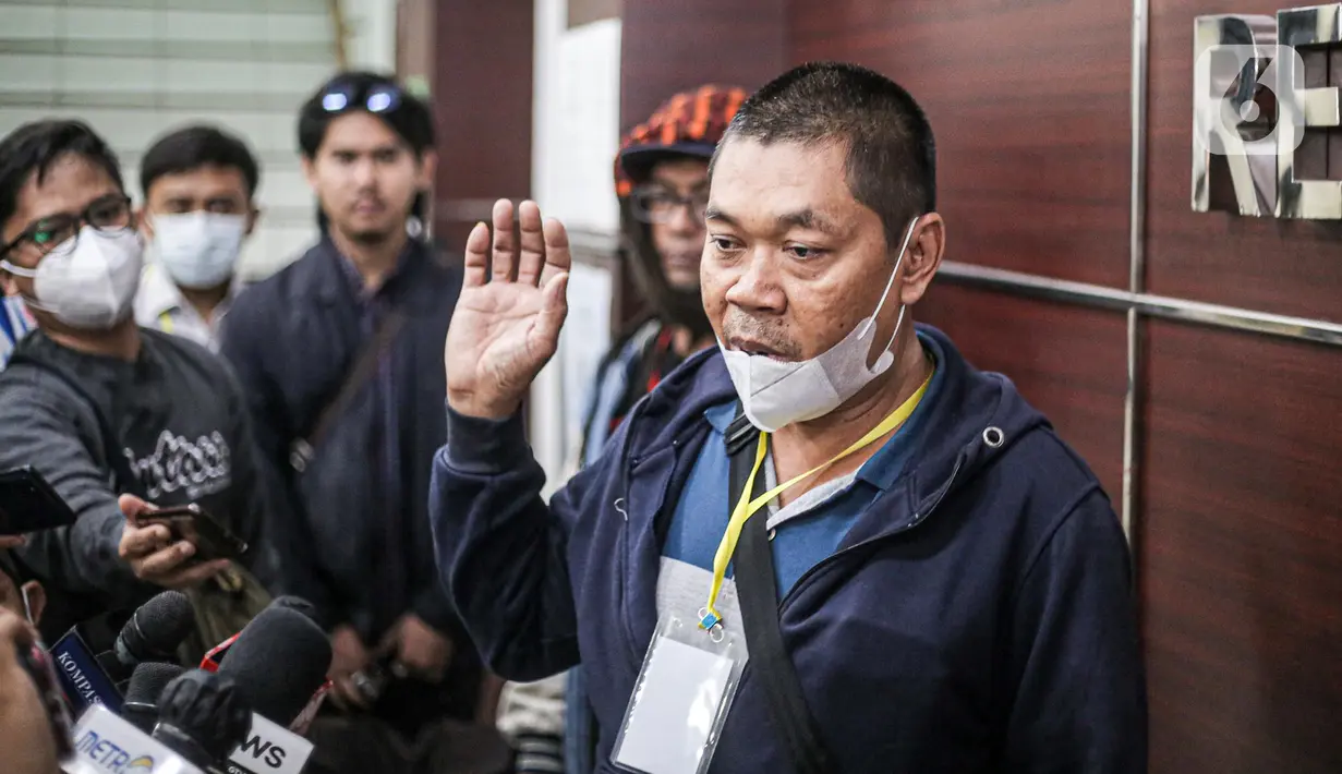 Salah seorang keluarga korban tragedi Kanjuruhan menyampaikan keterangan usai mendatangi Kantor Komisi Nasional Hak Asasi Manusia (Komnas HAM) di Jakarta, Kamis (17/11/2022). Pertemuan yang berlangsung secara tertutup tersebut hendak menyampaikan aspirasi terkait peristiwa pada 1 Oktober 2022 yang menewaskan 135 orang suporter sepak bola. (Liputan6.com/Faizal Fanani)