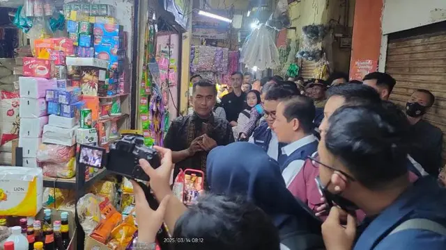 Aksi bersih sampah Menteri Lingkungan Hidup (LH) Hanif Faisol Nurofiq dan Menteri Perdagangan (Mendag) Budi Santoso di Pasar Tomang Barat, Jakarta Barat.  (Liputan6.com/Henry)