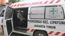 Warga berada di dalam mobil ambulans saat akan dibawa ke wisma atlet di Jalan As-Syafiiyah, Cipayung, Jakarta, Jumat (21/5/2021). Klaster Halal Bihalal di Cipayung bertambah 32 orang dari 51 orang menjadi 83 orang terpapar COVID-19 perhari ini. (Liputan6.com/Herman Zakharia)