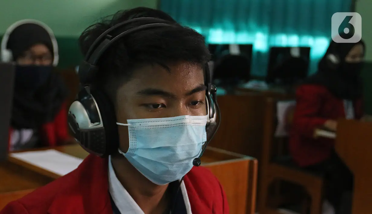 Siswa SMKN 31 melaksanakan Uji Sertifikasi Kompetensi (USK) bagi para siswa kelas XII di SMK PB Soedirman, Jakarta, Selasa (6/4/2021). Ujian ini menjadi salah satu faktor penilaian kelulusan bagi siswa/siswi SMK. (Liputan6.com/Herman Zakharia)