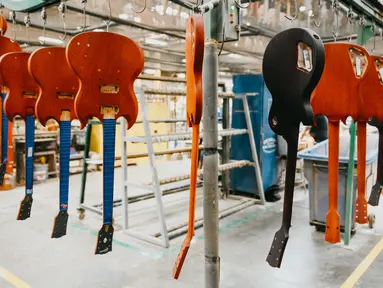Gitar Gibson terlihat sedang diproduksi di Gibson USA Factory, Nashville, Tennessee, Amerika Serikat, Rabu (17/7/2019). Gibson kembali bangkit dari kebangkrutan setelah disuntik dana segar. (Jason Kempin/Getty Images/AFP)