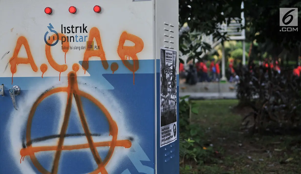 Coretan yang dibuat buruh terlihat di kawasan Sarinah, Jakarta, Selasa (1/5). Aksi May Day di Jakarta meninggalkan jejak vandalisme yang dibuat kaum pekerja itu. (Merdeka.com/ Iqbal S. Nugroho)