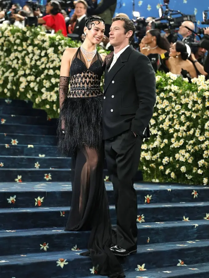 6 Gaya Couple di Met Gala 2025, Debut Romantis Dua Lipa-Callum Turner hingga Priyanka Chopra-Nick Jonas Tampil dengan Sentuhan Retro