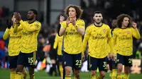 Para pemain Arsenal menyapa suporter usai melawan Crystal Palace pada laga Premier League di Stadion Selhurst Park, London, Sabtu (11/1). Kedua klub bermain imbang 1-1. (AFP/Daniel Leal-Olivas)