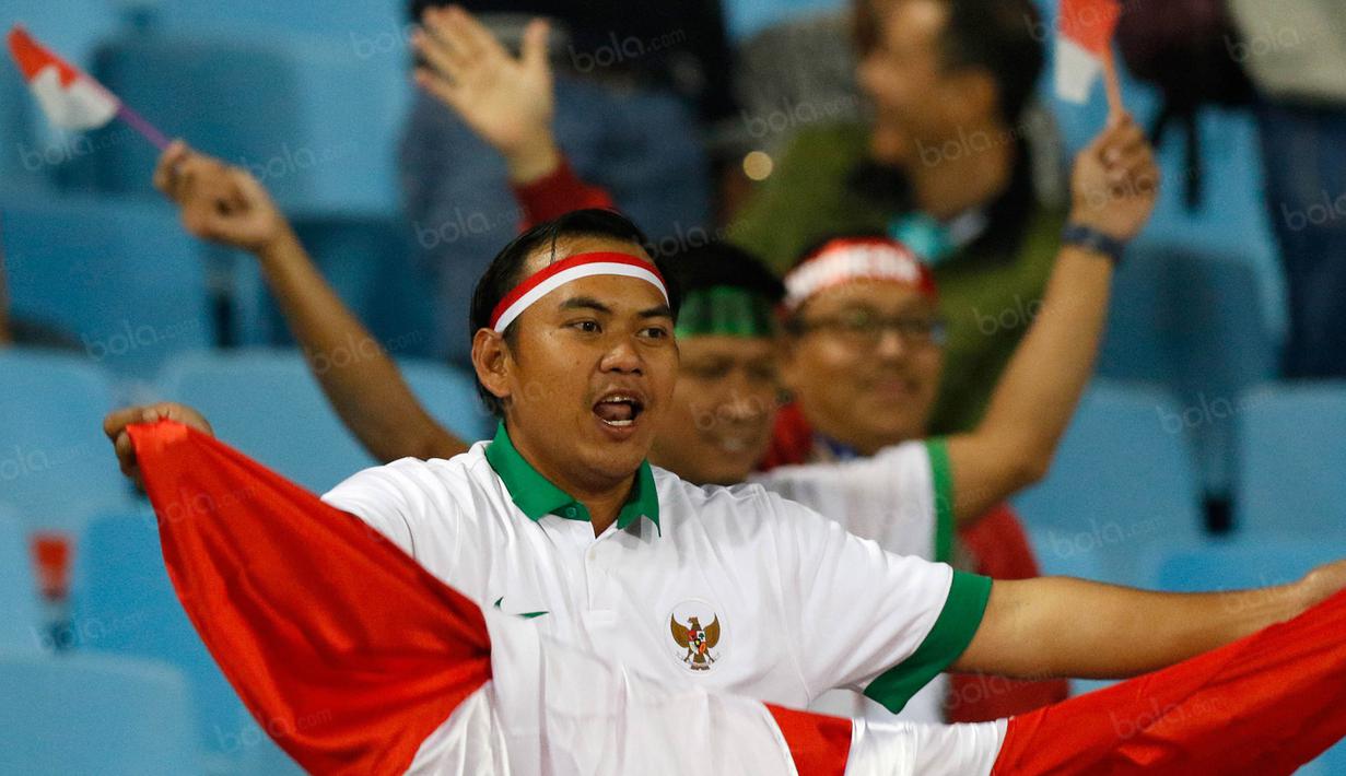 Semangat suporter Timnas Indonesia mendukung negaranya melawan Vietnam pada semifinal Piala AFF 2016 di Stadion My Dinh, Hanoi, Kamis (7/12/2016). (Bola.com/Peksi Cahyo) 