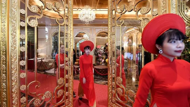 Potret Hotel Berlapiskan Emas 24 Karat di Vietnam, Super Mewah. (Sumber: MANAN VATSYAYANA/AFP)