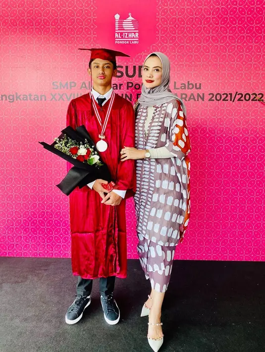 Ade Maya sendiri sudah dikaruniai seorang anak dari pernikahannya dengan Ibnu Jamil bernama Muhammad Dhofin Maula Jamil yang sudah beranjak remaja.  (Instagram/mayamaula9)