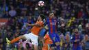 Striker Barcelona, Paco Alcacer, duel udara dengan bek Osasuna, Oier,  pada laga La Liga di Stadion Camp Nou, Barcelona, Rabu (26/4/2017). Barcelona menang 7-1 atas Osasuna. (AFP/Lluis Gene)