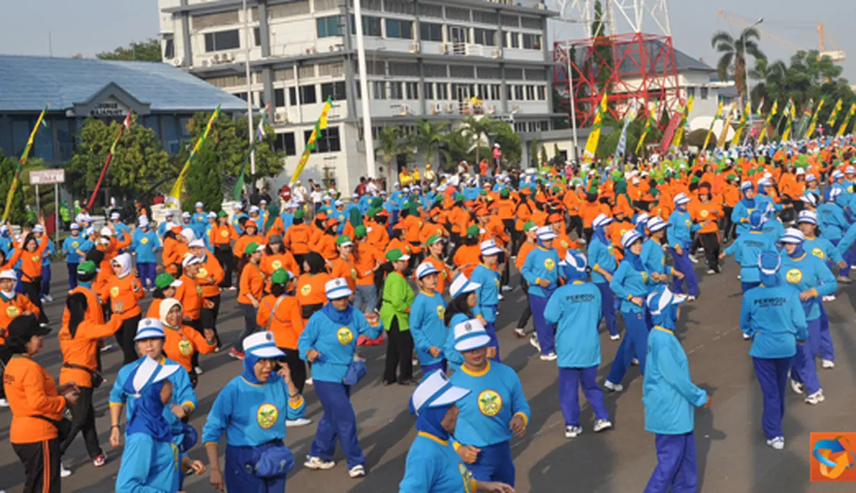 Citizen6, Surabaya: Sedikitnya 250 orang anggota Jalasenastri Kobangdikal ikuti pemecahan rekor Muri Senam Rekreasi Porwosi Jawa Timur sekaligus HUT Porwasi ke - 45 pada 2012 ini, Minggu (3/6). (Pengirim: Penkobangdikal)