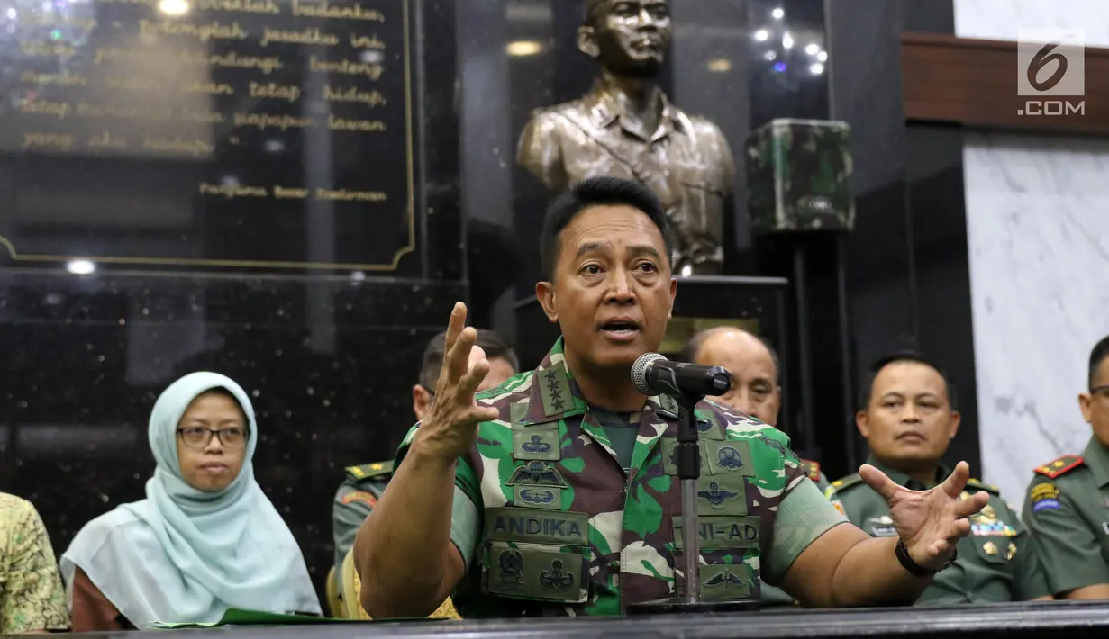 KSAD Jenderal TNI Andika Perkasa memberi keterangan pers terkait taruna Akademi Militer (Akmil) Enzo Zenz Allie di Mabes AD, Jakarta, Selasa (13/8/2019). Andika menyebut pihaknya tetap mempertahankan Enzo sebagai taruna Akmil setelah melakukan penelusuran lebih lanjut. (Liputan6 com/Angga Yuniar)