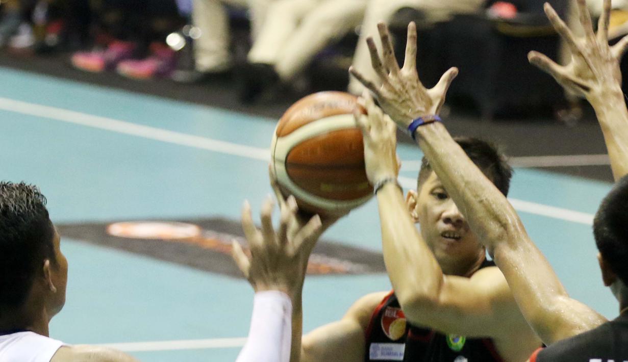 Pemain Hangtuah Sumsel, Mei Joni mencoba melewati hadangan para pemain Garuda Bandung pada lanjutan IBL Reguler Season 2015-2016 di Hall A Senayan, Jakarta, Selasa (12/1/2016). Garuda Bandung menang 67-62. (Bola.com/Nicklas Hanoatubun)