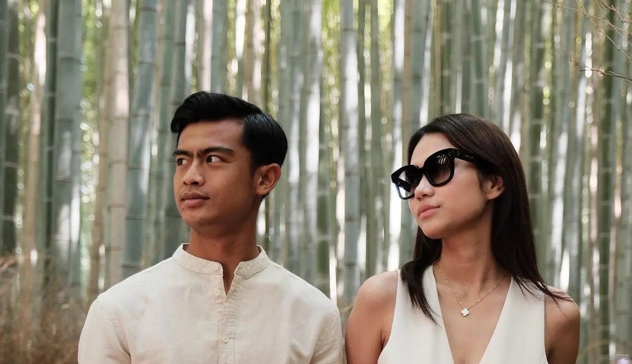 Kali ini, keduanya tampil serasi pakai outfit warna beige. Stylish banget! [@pratamaarhan8/@azizahsalsha_]