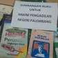 Posko sumbangan buku dibuka selama seminggu untuk menampung buku yang akan diserahkan pada majelis hakim pemvonis bebas pembakar hutan. (Liputan6.com/FX. Richo Pramono)