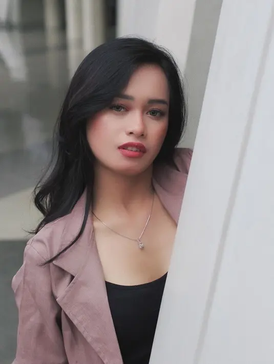Kecantikan dari Ulfi sendiri banyak mendapat pujian dari warganet. Namun ada beberapa warganet yang juga menyayangkan pose Ulfi karena dinilai terlalu dewasa. (Liputan6.com/ulfidmy)