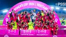 Pelatih Timnas Indonesia Putri, Satoru Mochizuki (tengah) mengangkat trofi bersama para pemainnya saat merayakan gelar juara Piala AFF Wanita 2024 setelah mengalahkan Kamboja 3-1 pada laga final yang berlangsung di New Laos National Stadium, Vientiane, Kamis (05/12/2024) malam WIB. (Dok. PSSI)
