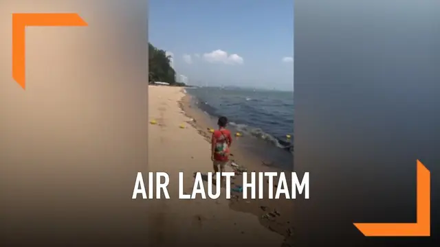 Warna hitam pekat terlihat jelas di Pantai Na Jomtien, Thailand. Perubahan warna tersebut merupakan dampak dari pembuangan limbah restoran dan hotel di sekitar pantai.