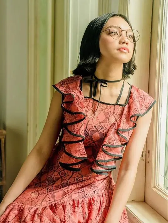 Tampilan imut Naura Ayu dengan gaya rambut flipped out bob ini bisa kamu pertimbangkan. Gaya rambut pendek dengan blow ke arah luar ini bikin penampilan chic. (Instagram/naura.ayu).