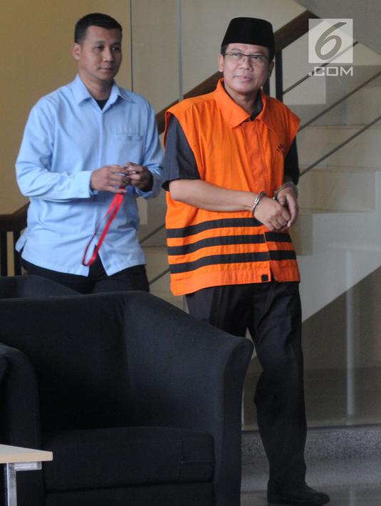 Mantan Wakil Ketua DPR Bidang Keuangan Taufik Kurniawan usai menjalani pemeriksaan lanjutan di Gedung KPK, Jakarta, Kamis (3/1). Taufik diperiksa untuk melengkapai berkas terkait kasus dugaan menerima suap Rp 3,6 miliar. (Merdeka.com/Dwi Narwoko)