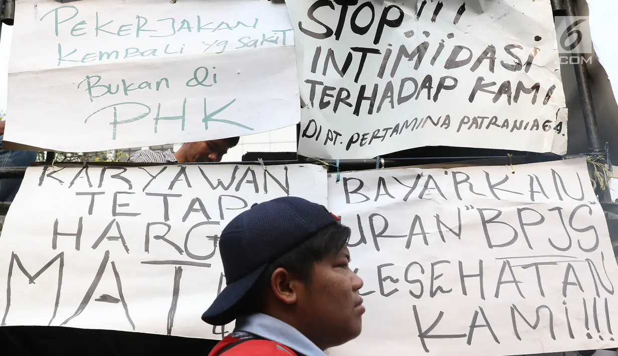 Sejumlah tulisan ditempelkan saat unjuk rasa di depan gedung Kementerian Ketenagakerjaan, Jakarta, Kamis (6/7). Massa menuntut agar seluruh sopir tangki BBM Pertamina Patra Niaga dan Elnusa Petrofin karyawan tetap. (Liputan6.com/Immanuel Antonius)
