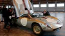 Mobil Spyder Serenissima tahun 1966 dipamerkan di hanggar Orly, Paris, Senin (26/11). Mobil antik yang akan dilelang oleh rumah lelang Artcurial pada acara Retromobile digelar pada 8 Februari 2019. (Francois Guillot / AFP)