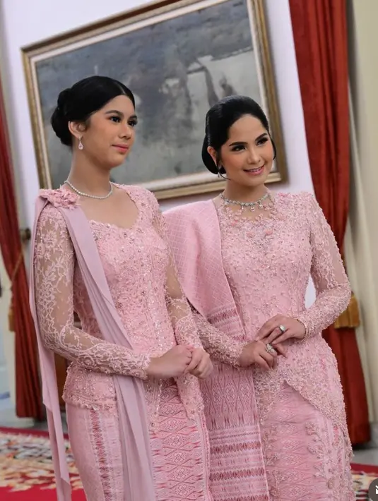 Riasan wajahnya pun dibuat serasi dengan nuasan pink. Mengaplikasikan blush on dan lipstik pink. Rambut Almira disanggul modern dengan bagian depan belah dua. [@annisayudhoyono]