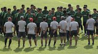 Para pemain Timnas Indonesia U-22 mendengarkan instruksi dari Indra Sjafri saat latihan di Stadion Madya, Jakarta, Kamis (17/1). Latihan ini merupakan persiapan jelang Piala AFF U-22. (Bola.com/Yoppy Renato)
