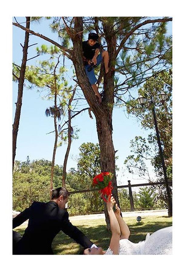 6 Aksi Fotografer Prewedding Panjat-Panjat Ini Bikin Senyum, Bukti Totalitas