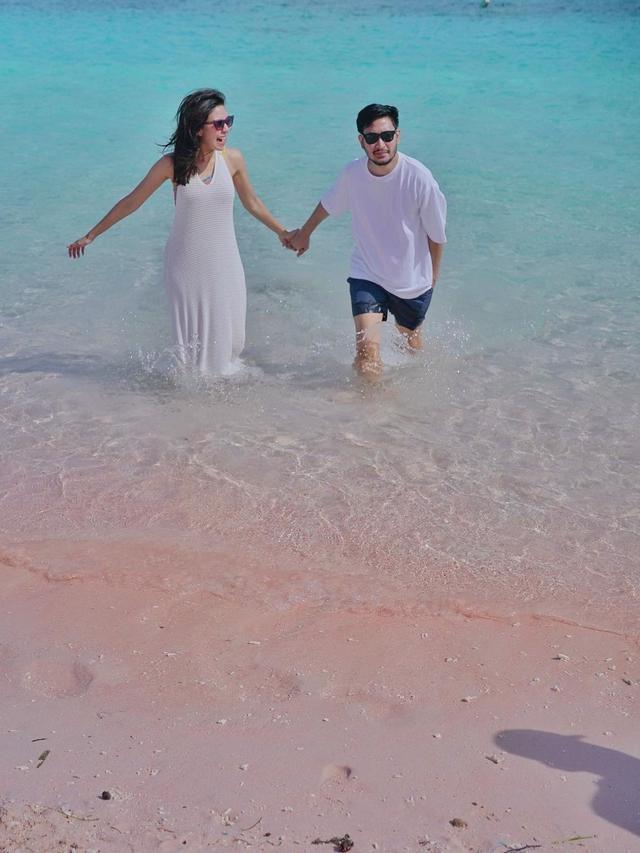 Liburan Syahnaz dan Jeje Govinda