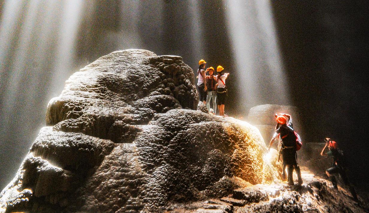 Lebih dari sekadar wisata alam, Gua Jomblang menawarkan perpaduan antara petualangan ekstrem dan keindahan geologis yang edukatif. Bagi para pencinta alam dan penjelajah adrenalin, menembus perut bumi Gua Jomblang adalah pengalaman yang tidak hanya menantang, tetapi juga sebuah perjalanan menuju cahaya di tengah kegelapan bumi Gunungkidul. Tampak dalam foto, wisatawan saat menikmati keindahan Goa Jomblang  di Gunung Kidul, Yogyakarta. (merdeka.com/Arie Basuki)