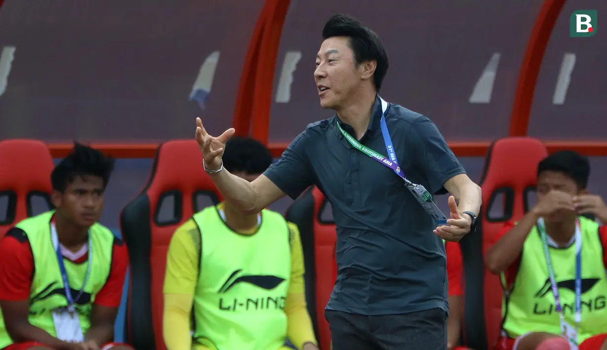 Reaksi STY menjadi perhatian, karena pria asal Korea Selatan (Korsel) tersebut memberikan gerak tubuh tak sepakat. (Bola.com/Ikhwan Yanuar)