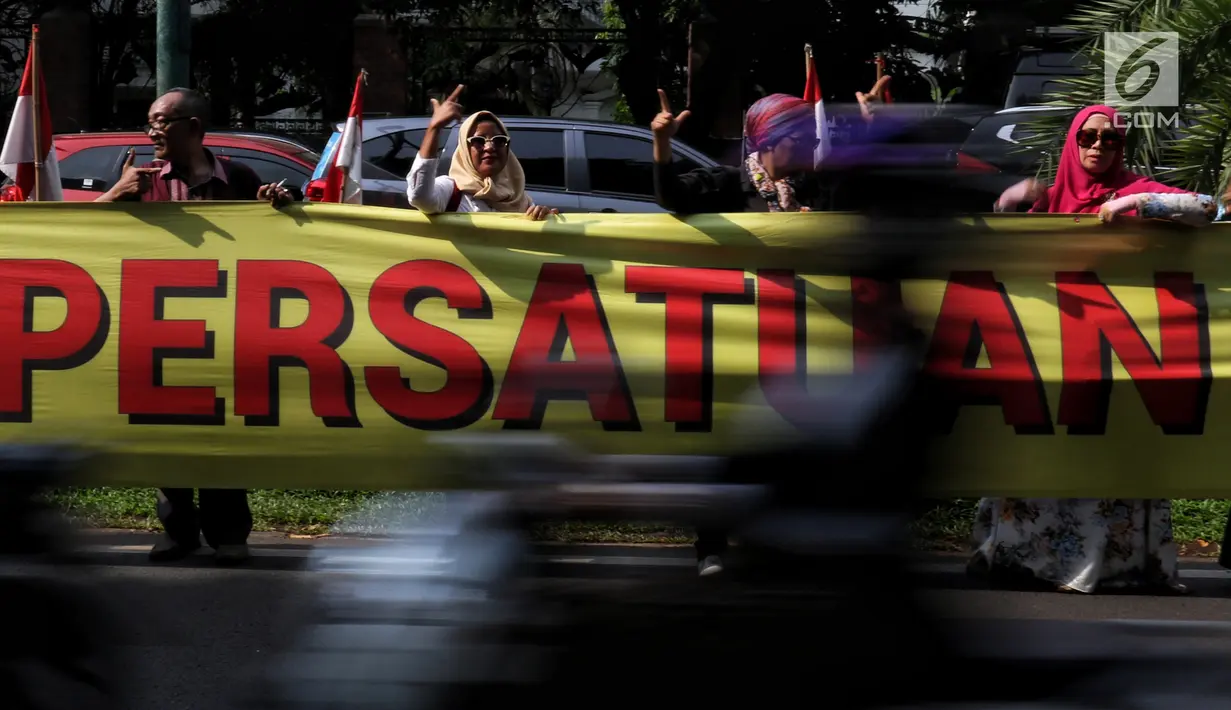 Sejumlah relawan dan emak-emak militan 02 membentangkan spanduk sepanjang 1 kilometer di depan gedung KPU, Jakarta, Sabtu (4/5/2019). Dalam aksinya Massa membentangkan spanduk bertuliskan 'Prabowo Presiden' dan menjaga persatuan dan kesatuan bangsa. (Liputan6.com/Johan Tallo)