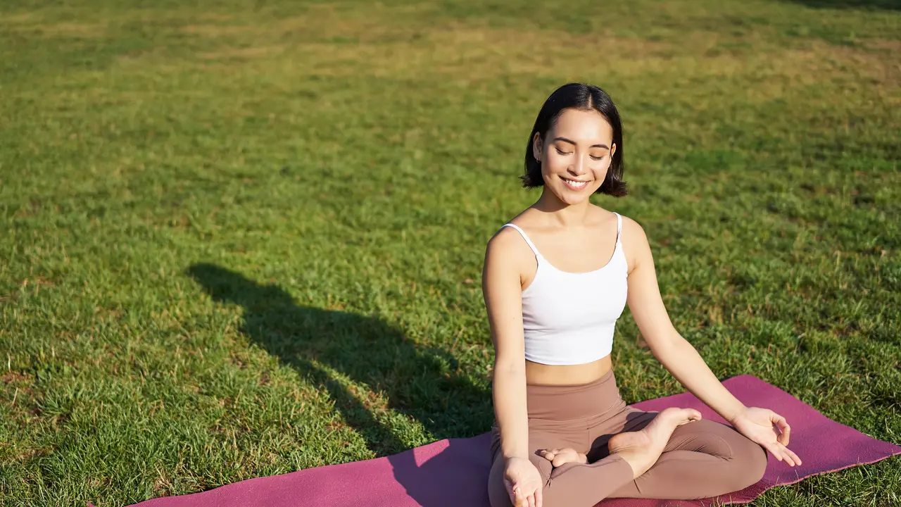 Ilustrasi wanita melakukan yoga