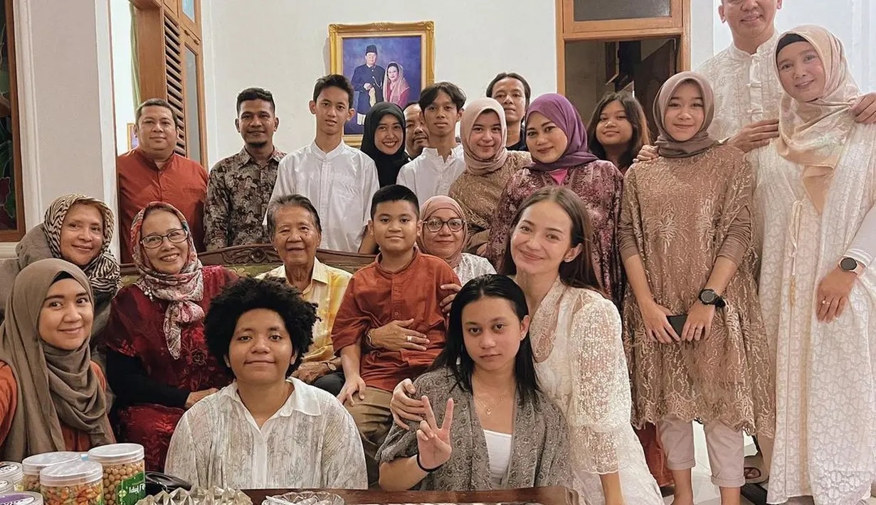 Momen manis dari kebersamaan Enzy Storia juga terlihat saat Lebaran lalu. Berkumpul bersama di rumah, lihat kompaknya keluarga Enzy Storia mengenakan outfit bernuansa earth tone. Foto: Instagram.