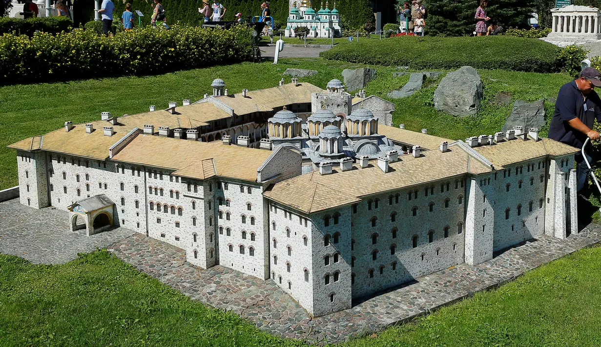 Miniatur Biara Rila Bulgaria di Taman Minimundus, Klagenfurt, Austria, Senin (8/8). Taman Minimundus menampilkan aneka bangunan unik dari berbagai negara. (REUTERS/Heinz-Peter Bader)