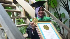 Rafidah Helmi (17 tahun 8 bulan) menyandang gelar dokter muda di Fakultas Kedokteran Unissula, Semarang, di Kampung Semarang, Kamis (21/4). Prestasi itu dicatat oleh Lembaga Prestasi Indonesia dengan memberikan penghargaan khusus pendidikan. (Gholib)