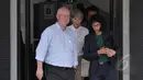 Konsulat Jenderal Australia Majel Hind (tengah) dan pengacara duo "Bali Nine" Julian McMahon (kiri) mengunjungi terpidana mati, Andrew Chan dan Myuran Sukumaran, di Lapas Besi, Pulau Nusakambangan, Cilacap, Jateng, Jumat (6/3). (Liputan6.com/Johan Tallo)