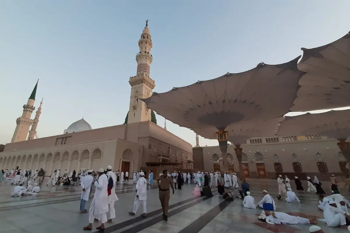 Jemaah haji Indonesia di Masjid Nabawi, usai melaksanakan sholat subuh. Foto: Darmawan/MCH