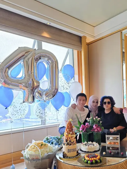 Seperti baru-baru ini saat merayakan ulang tahun sang suami, Syahrini terlihat tampil kembaran dengan ibu mertua mengenakan maxi dress berwarna hitam. [@princessyahrini].