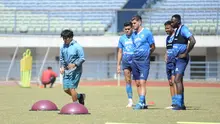 Pelatih fisik Persib Bandung Yaya Sunarya memberikan instruksi latihan kepada para penggawa Maung Bandung dalam sesi latihan di Stadion Gelora Bandung Lautan Api, Senin (31/8/2020). (Foto: MO Persib Bandung)