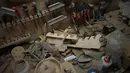 Meja kerja Francisco Jose Munoz (65) untuk memproduksi mainan kayu terlihat di bengkelnya "Arbole" di Albolote dekat Granada, Spanyol (11/12). (AFP Photo/Jorge Guerrero)