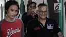 Ekspresi Tio Pakusadewo saat akan menjalani sidang di Pengadilan Negeri Jakarta Selatan, Senin (30/4). Sebelumnya, Tio ditangkap oleh Subdit II Ditresnarkoba Polda Metro Jaya pada 19 Desember 2017 di kediamannya. (Liputan6.com/Faizal Fanani)