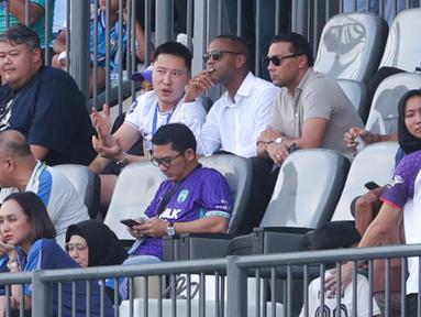 Pemilik Persik Kediri, Athur Irawan terlihat berdiskusi dengan pelatih Timnas Indonesia, Patrick Kluivert, saat menyaksikan langsung pertandingan Persita Tangerang dalam laga pekan ke-22 BRI Liga 1 di Indomilk Arena, Tangerang, pada Jumat (7/2/2025) sore WIB. (Bola.com/M Iqbal Ichsan)