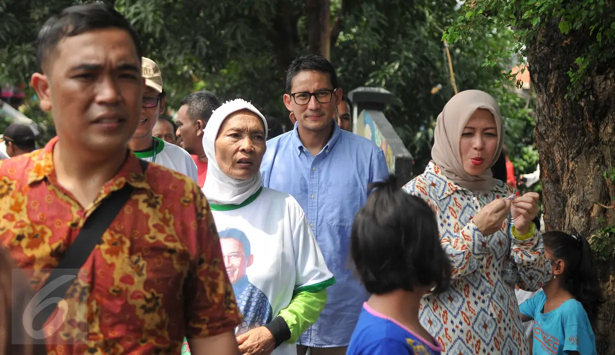Balon Gubernur DKI Jakarta Sandiaga Uno saat mengunjungi ke kawasan Tambora, Jakarta, (10/4). Hal tersebut dikarenakan tingginya taraf hidup dan ketersediaan lapangan pekerjaan yang kurang memadai. (Liputan6.com/Gempur M Surya)