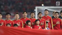Pemain Timnas Indonesia -19 saat menyanyikan lagu Indonesia Raya jelang melawan Uni Emirat Arab U-19 pada penyisihan Grup A Piala AFC U-19 2018 di Stadion GBK, Jakarta, Rabu (24/10). Indonesia unggul 1-0. (Liputan6.com/Helmi Fithriansyah)