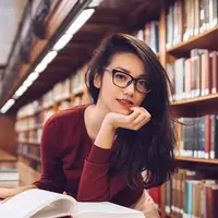 Velove Vexia baru saja menikah dengan pengusaha Zakry Sulisto. Ia terlihat menata rambut panjangnya dengan gaya simple nan modern. Sejak dulu, Velove memang selalu setia dengan rambut panjangnya, berikut transformasi sebagai bukti (Foto: Instagram @vaelovexia)